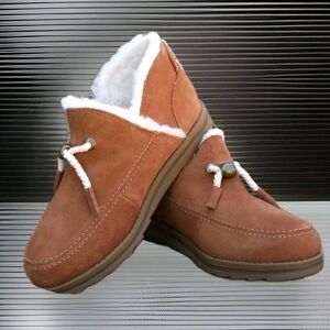Muk Luks Tan Suede Men's Boots with White Fleece
